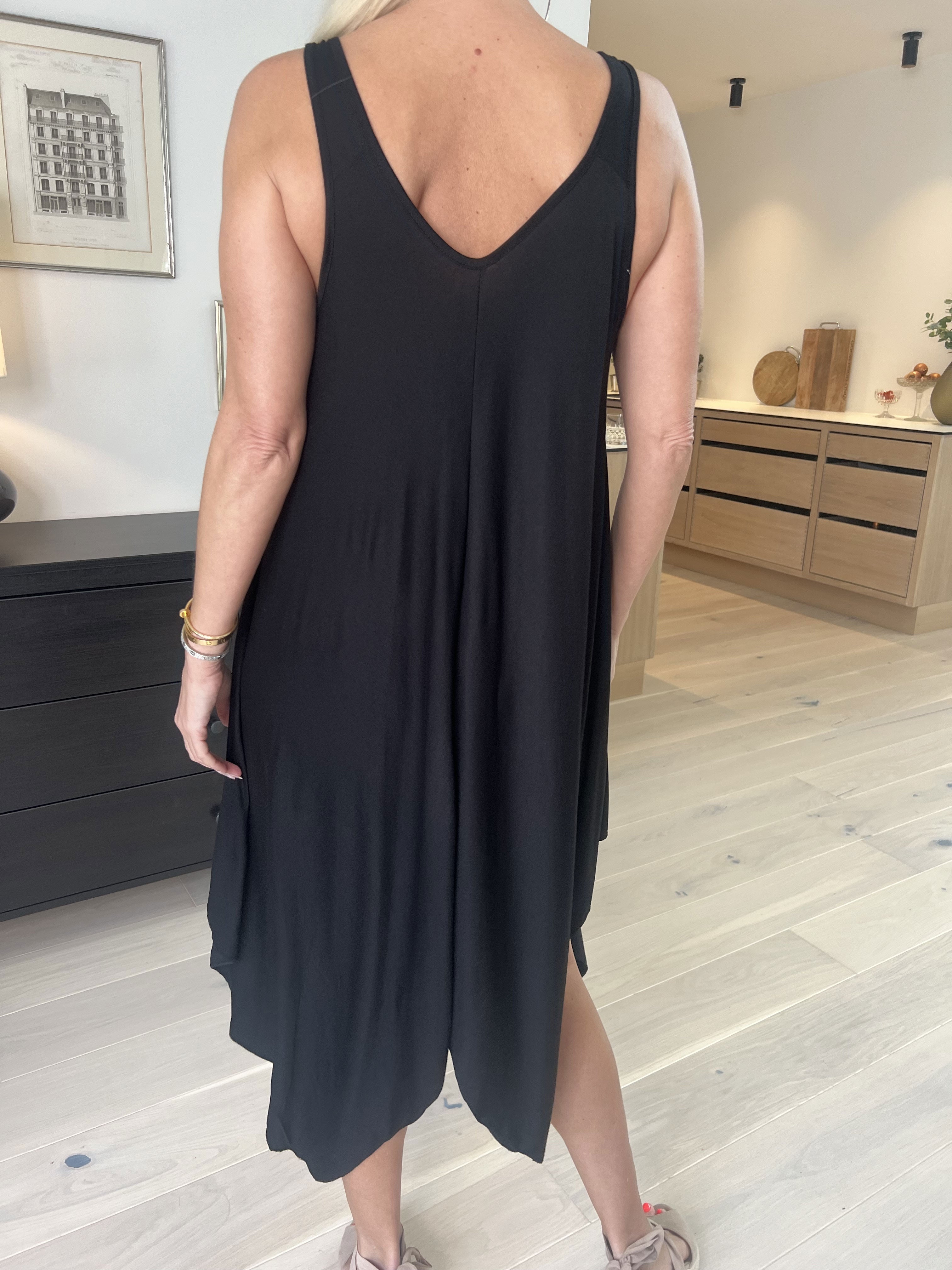 Veronica - Enfärgad sommarklänning med breda axelband